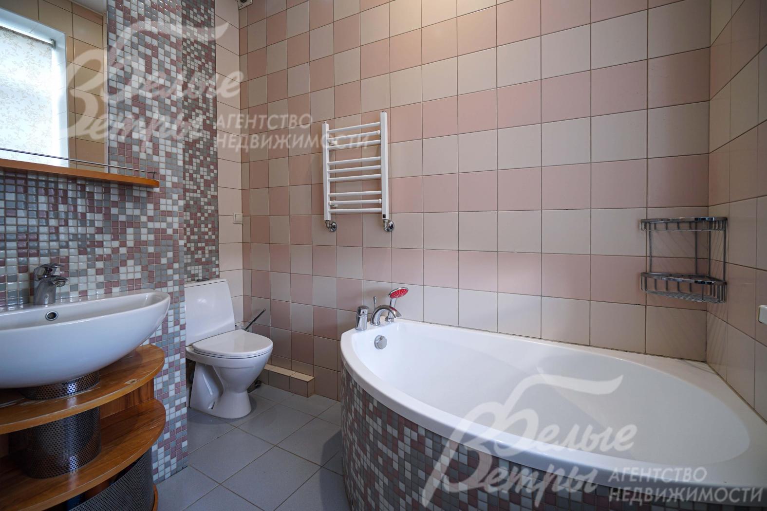 Санузел при мастер-спальне с угловой ванной и мозаичной плиткой