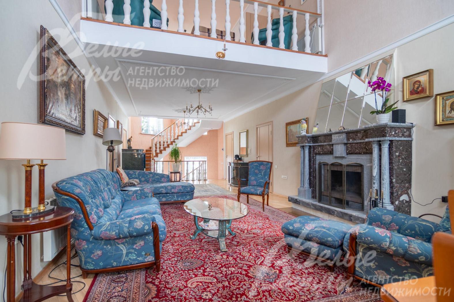 Комплект итальянской мягкой мебели с обивкой в голубых тонах с цветочным орнаментом