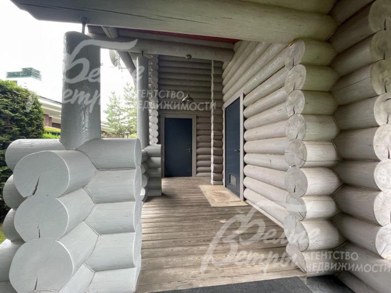 Вход в квартиру для персонала.