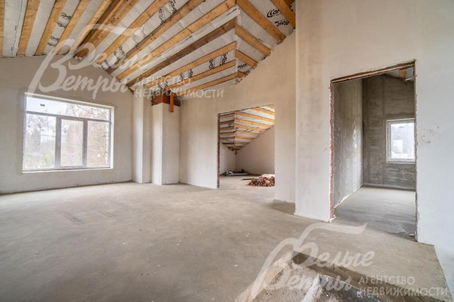 На мансарде - просторный холл и 4 жилых комнаты с видом на участок и пруд