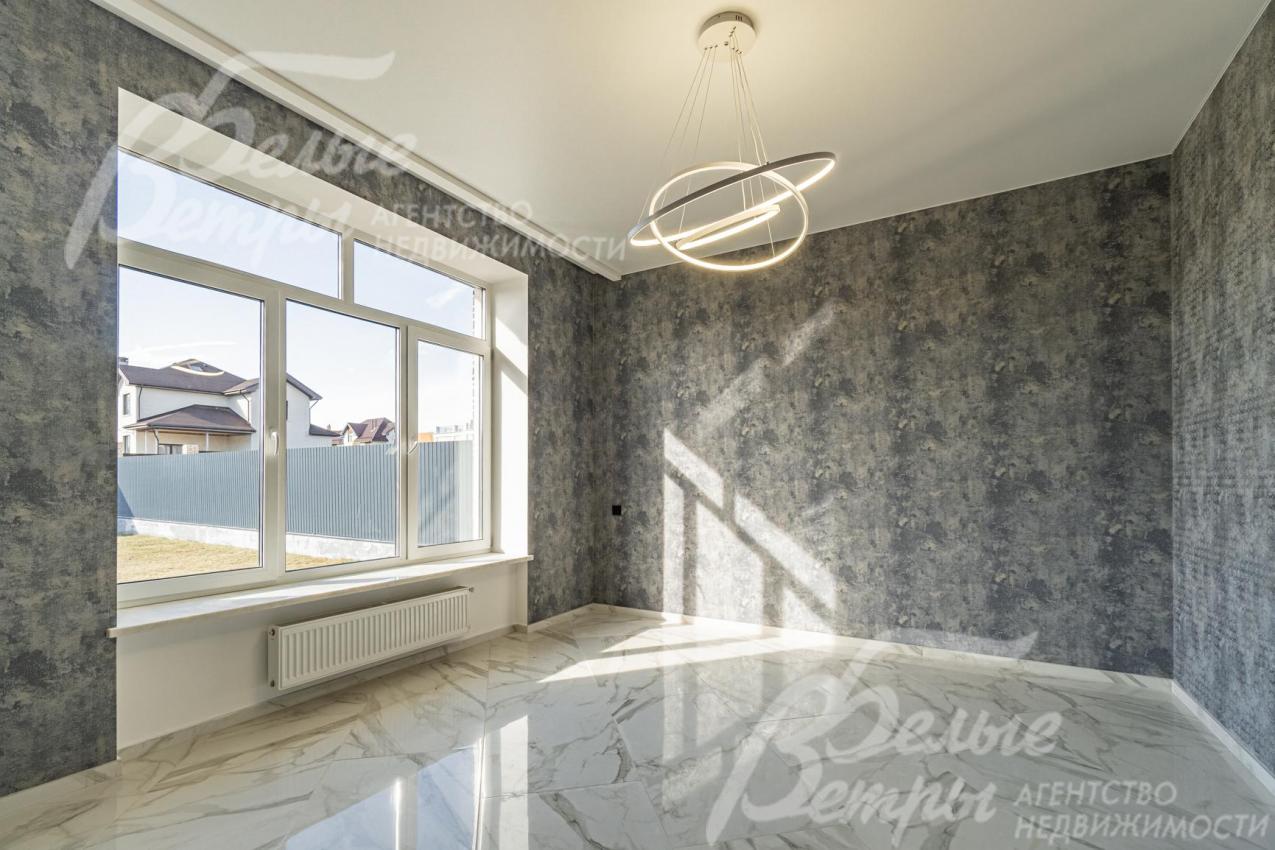 В спальнях установлены стальные радиаторы Kermi. В спальнях стены оклеены обоями, на полу паркетная доска высокого класса.