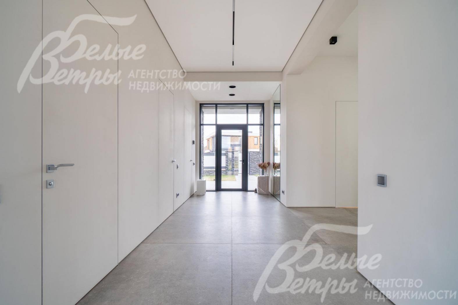 На полу - крупноформатный керамогранит PORCELANOSA (Испания) 