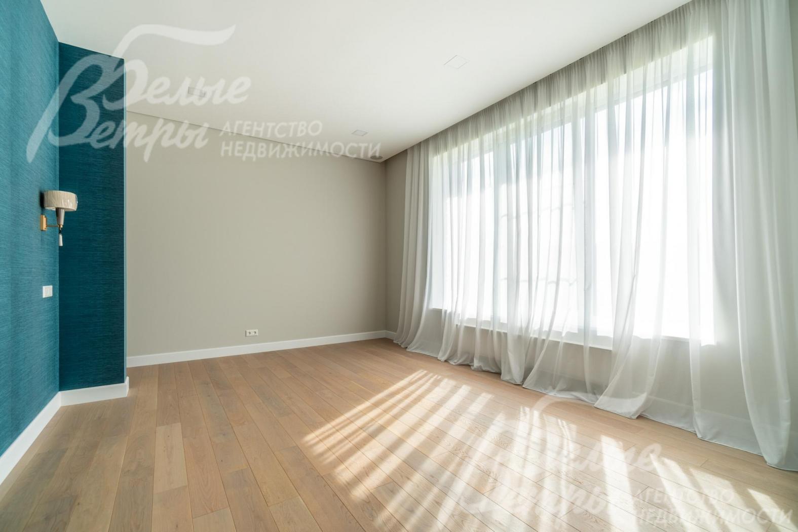 Мастер-спальня - с большим окном, разведена акустика и в потолок вмонтированы 5 колонок 