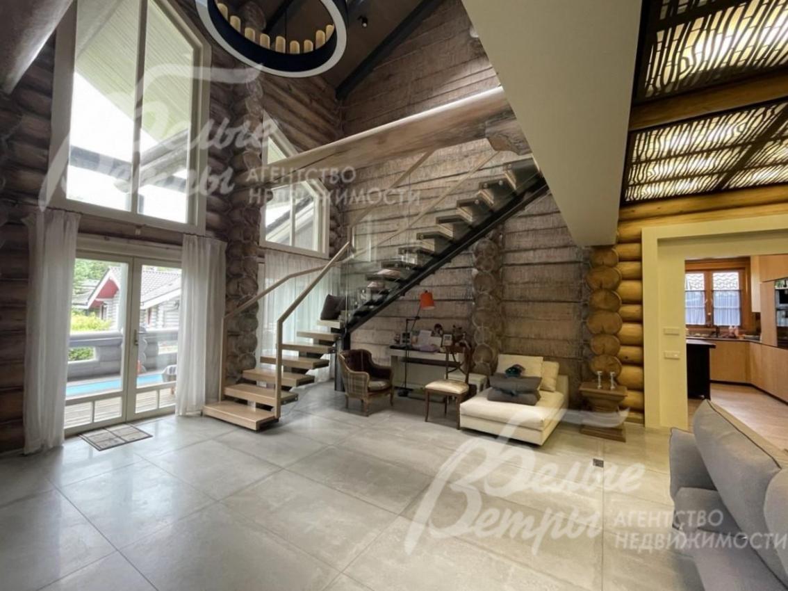 Парящая лестница в двухсветной гостиной.