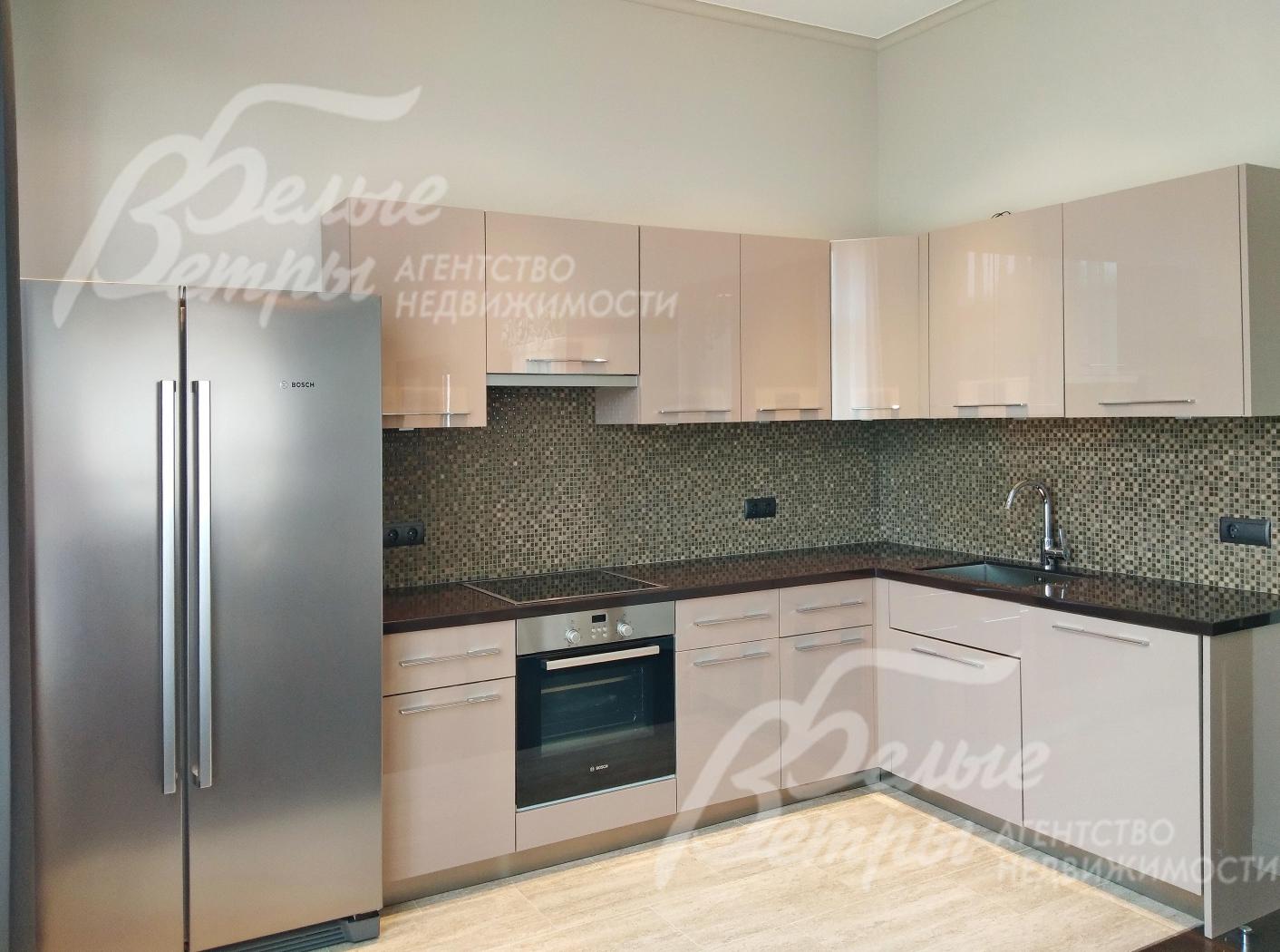 Кухня оборудована всей необходимой мебелью