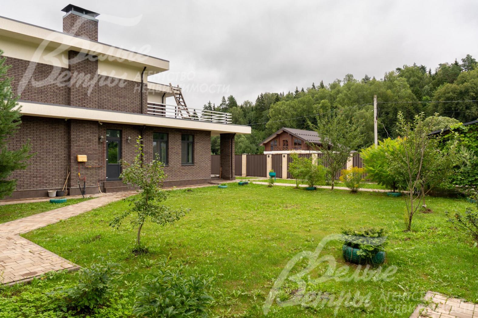 Участок расположен в тихой непроезжей части коттеджного посёлка