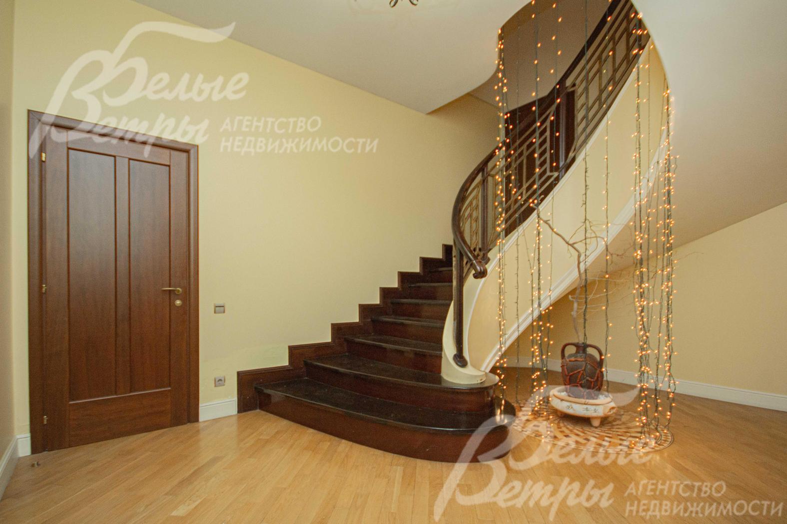 Удобная широкая лестница 