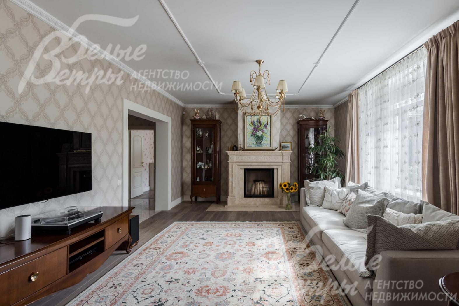 Гостиная с камином.