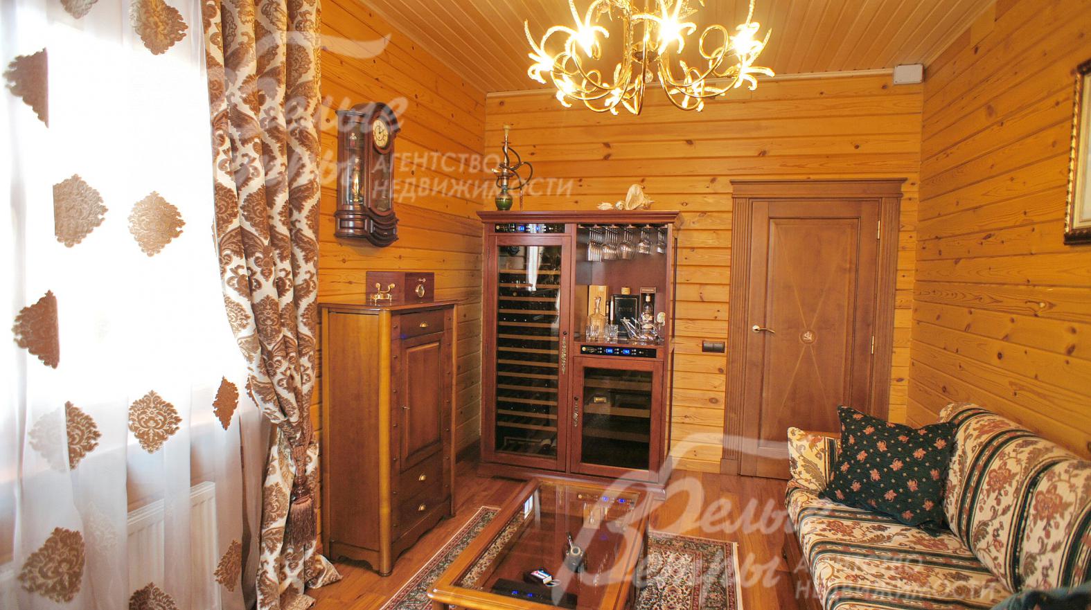 Кабинет оборудован эксклюзивной мебелью из ценных пород дерева пр-ва Франция