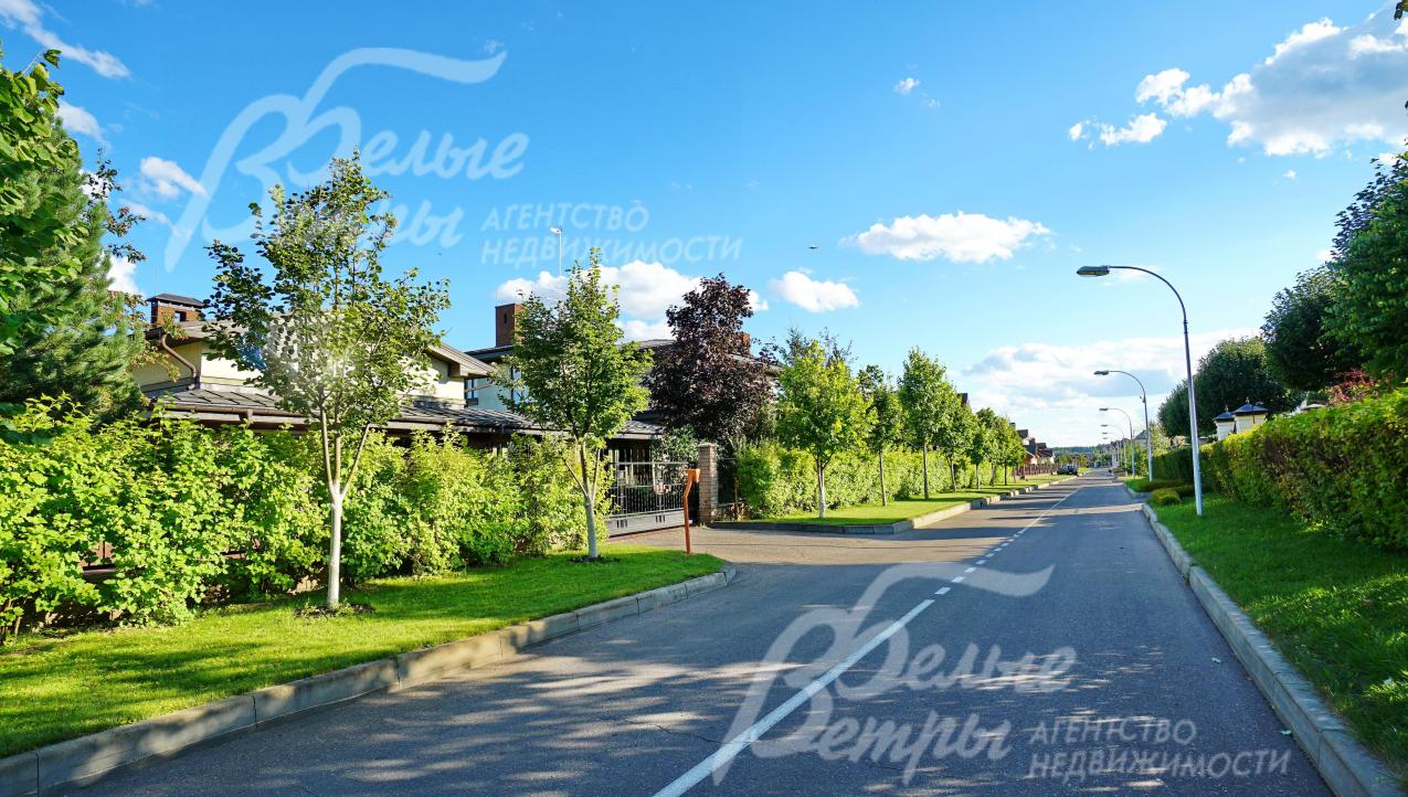 В коттеджном поселке прекрасные широкие ухоженные улицы