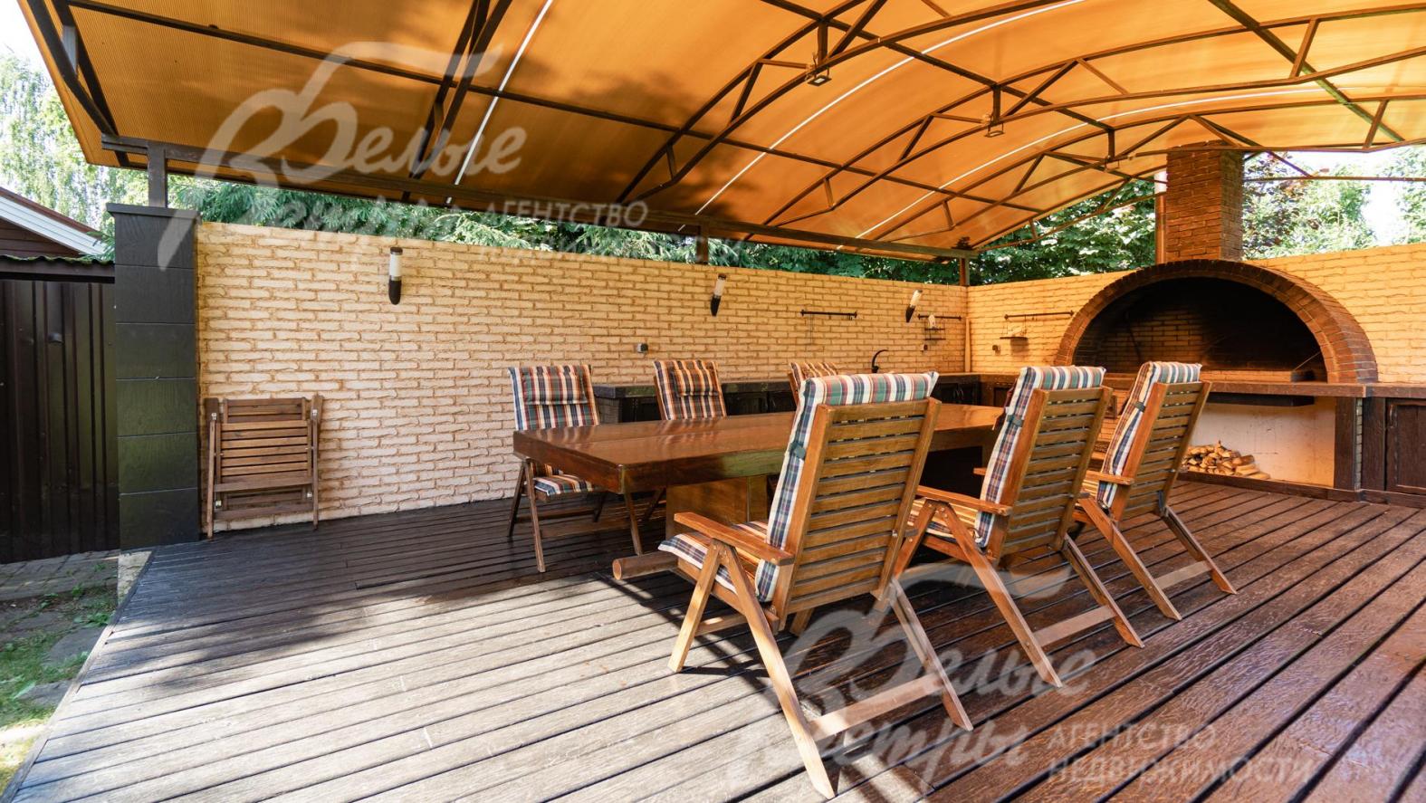 Беседка со столом на 10 персон, с дубовыми полами, подведенной водой и освещением