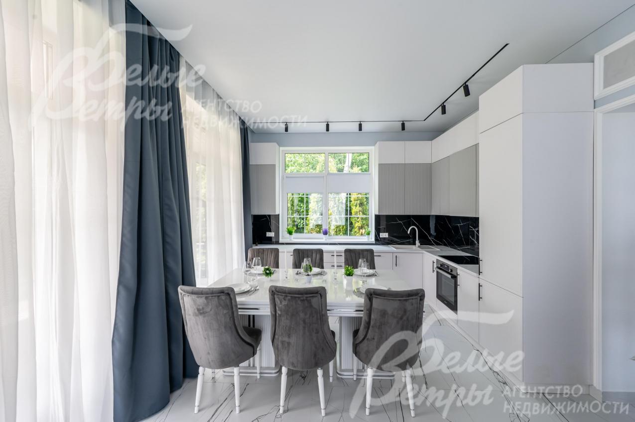 Кухня-столовая с выходом на террасу.