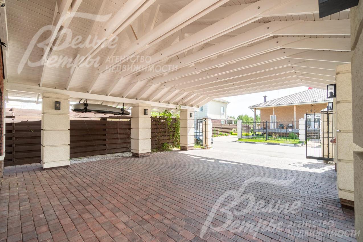 Перед гаражом - большая капитальная крытая парковка