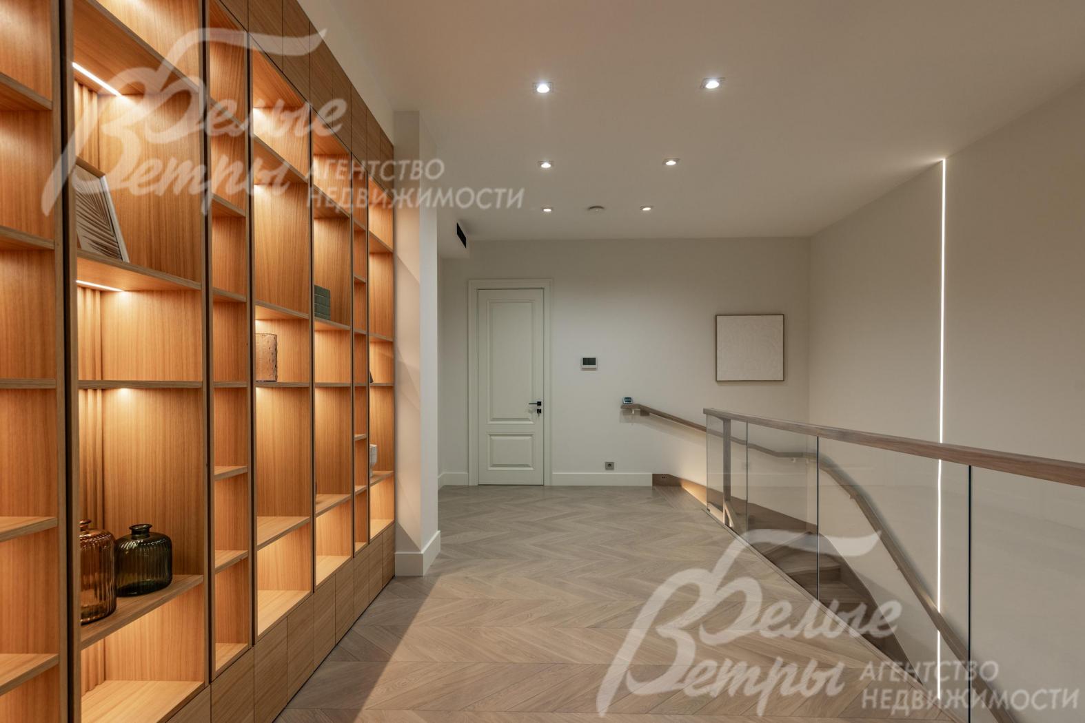 Холл-библиотека 2-го этажа