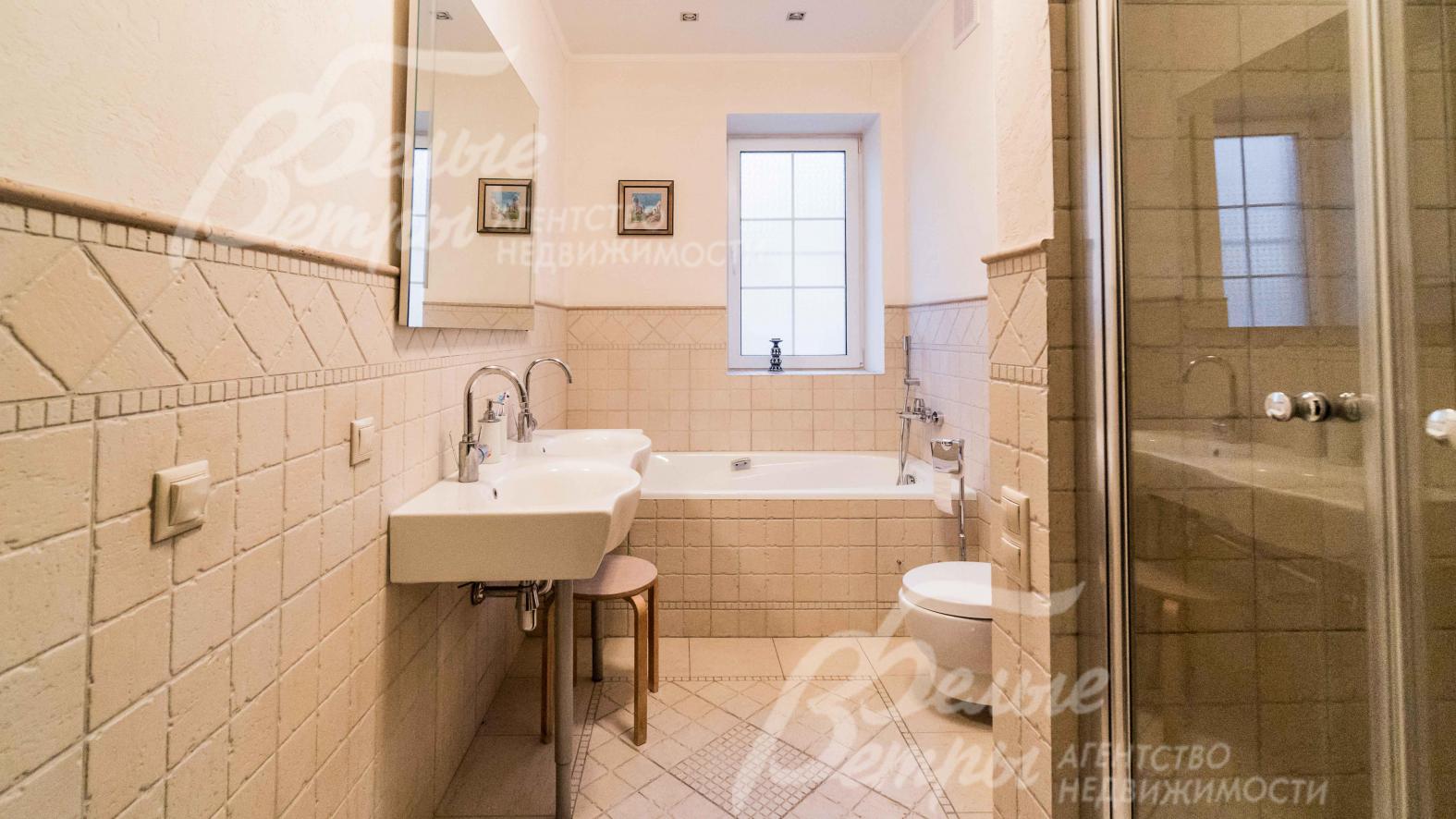 Санузел с ванной и душевой кабиной на втором этаже