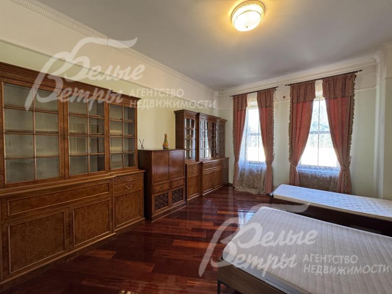 Спальня с двумя раздельными кроватями