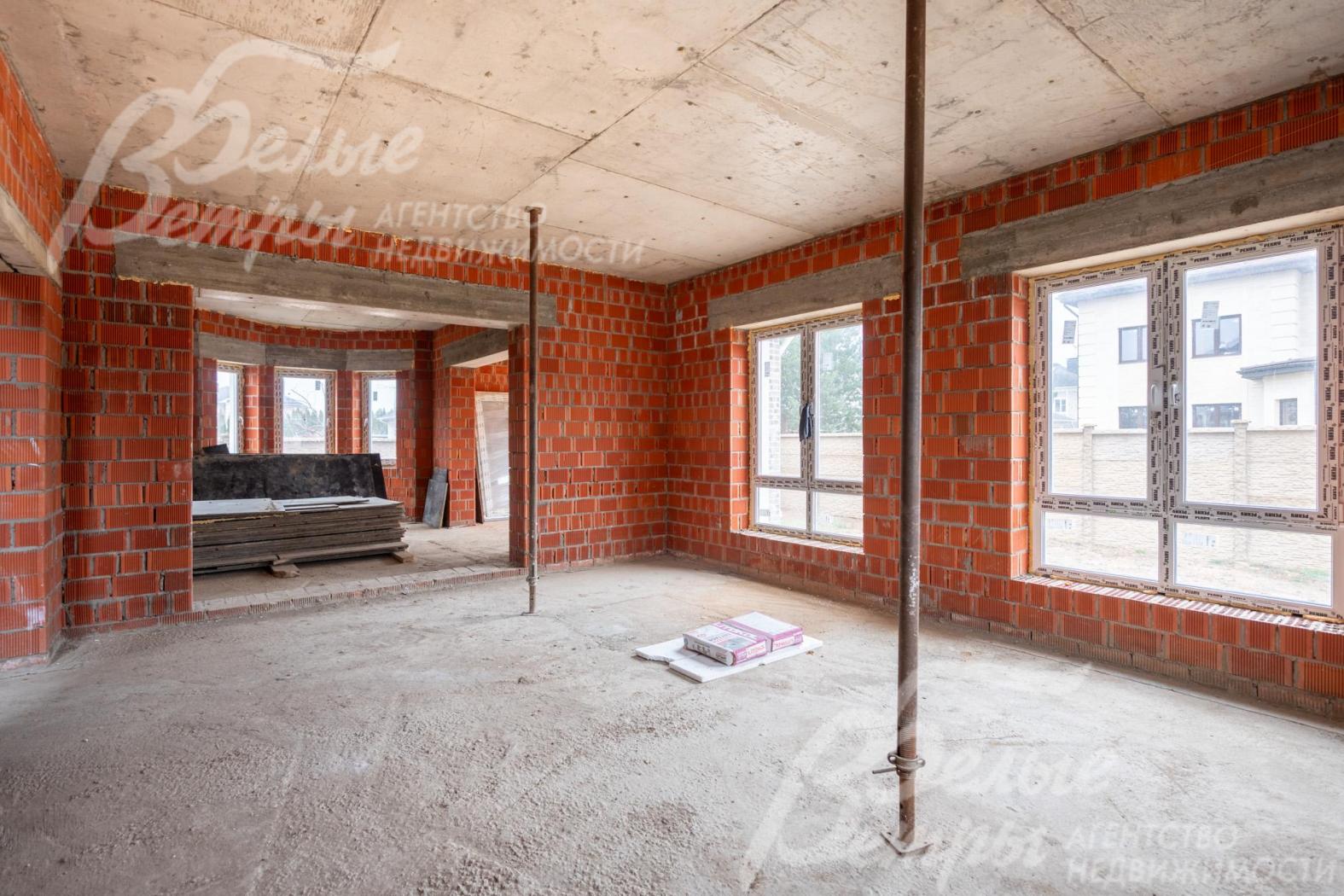 Проход из гостиной в кухню-столовую - через широкий портал