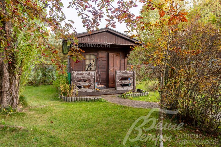 Деревянное хозяйственное строение на участке.