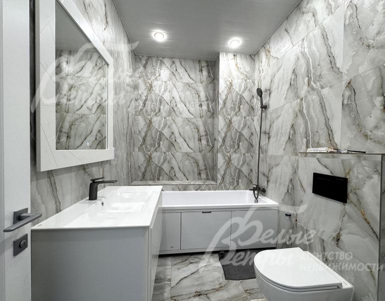 Санузлы отделаны плиткой в едином стиле с дизайном отделки дома, в них уже установлена сантехника