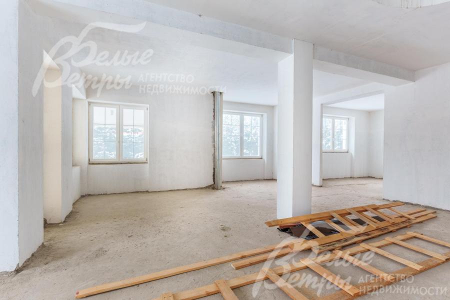 Высота потолков более 3 м