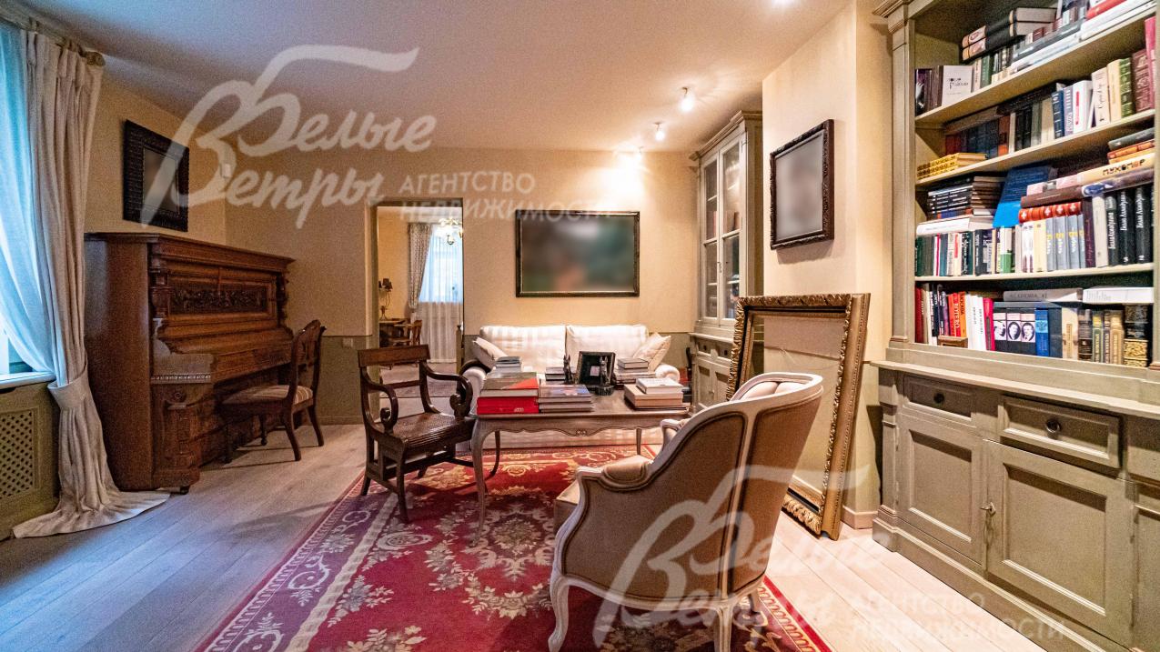 Малая гостиная/кабинет 22 кв.м на 1-ом этаже