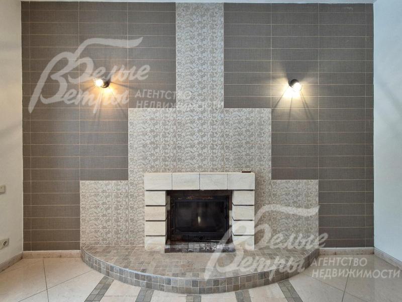 Дровяной камин в гостиной