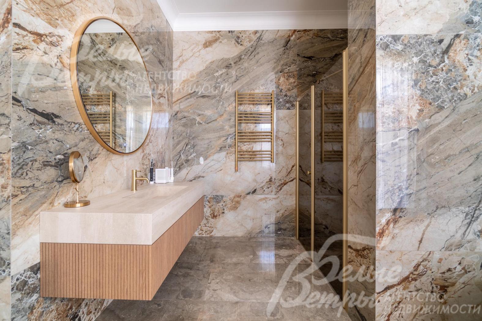 Во всех санузлах - сантехника известных брендов, соответствующая концепции ар-деко