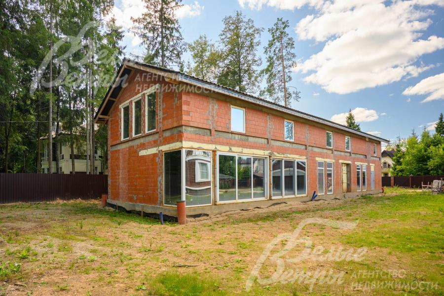 Кровля выполнена из черепицы Roben (Германия), панорамное остекление — стеклопакеты из тёплого алюминия с раздвижной системой