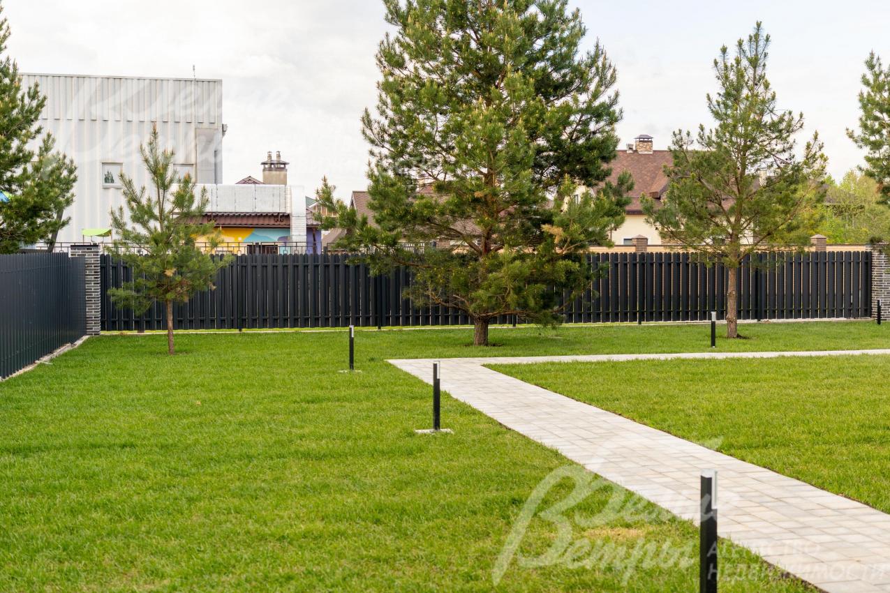 На участке разведено освещение, установлены фонари