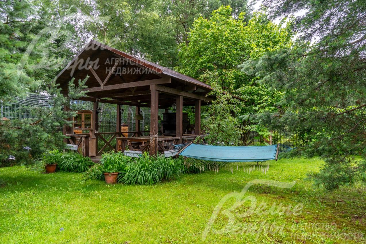 В беседку подведено освещение, вода и канализация