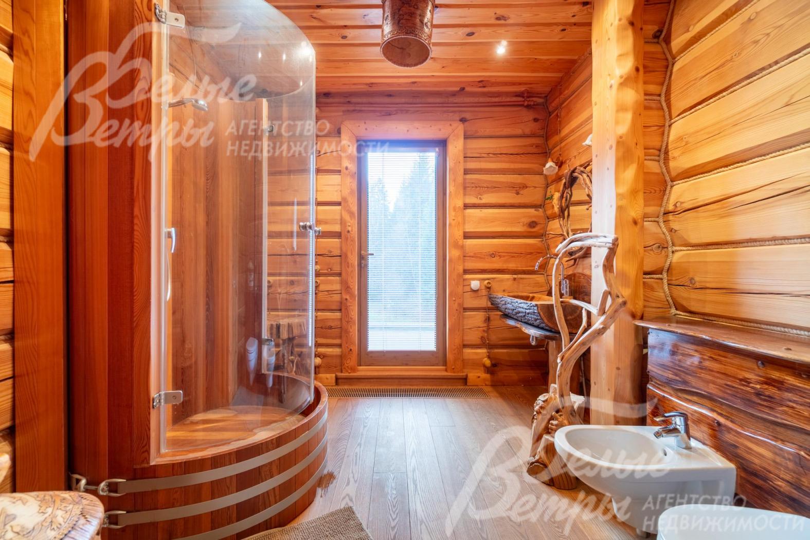 Санузел мастер-спальни с душевой и выходом на просторный балкон