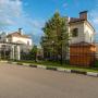 На участке у въезда построен капитальный навес для двух автомобилей 