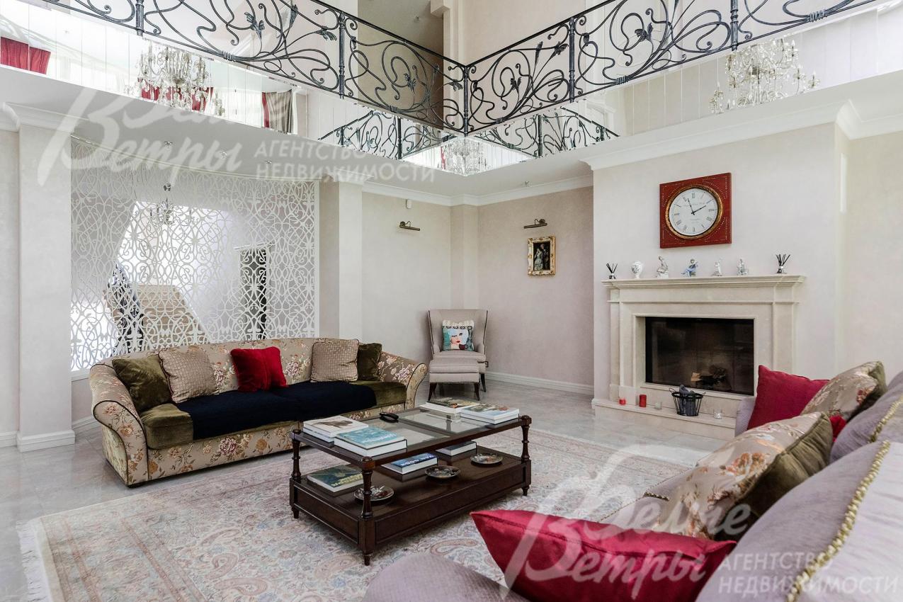 Гостиная 65 кв.м с камином, отделанным мрамором