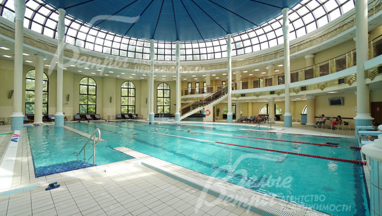 Бассейн в Парк Отеле Теплеево Резорт