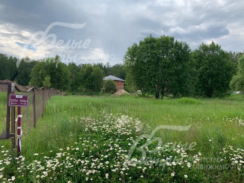 Участок с деревьями