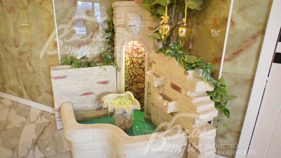 Фонтан в гостиной. Стены отделаны керамогранитом