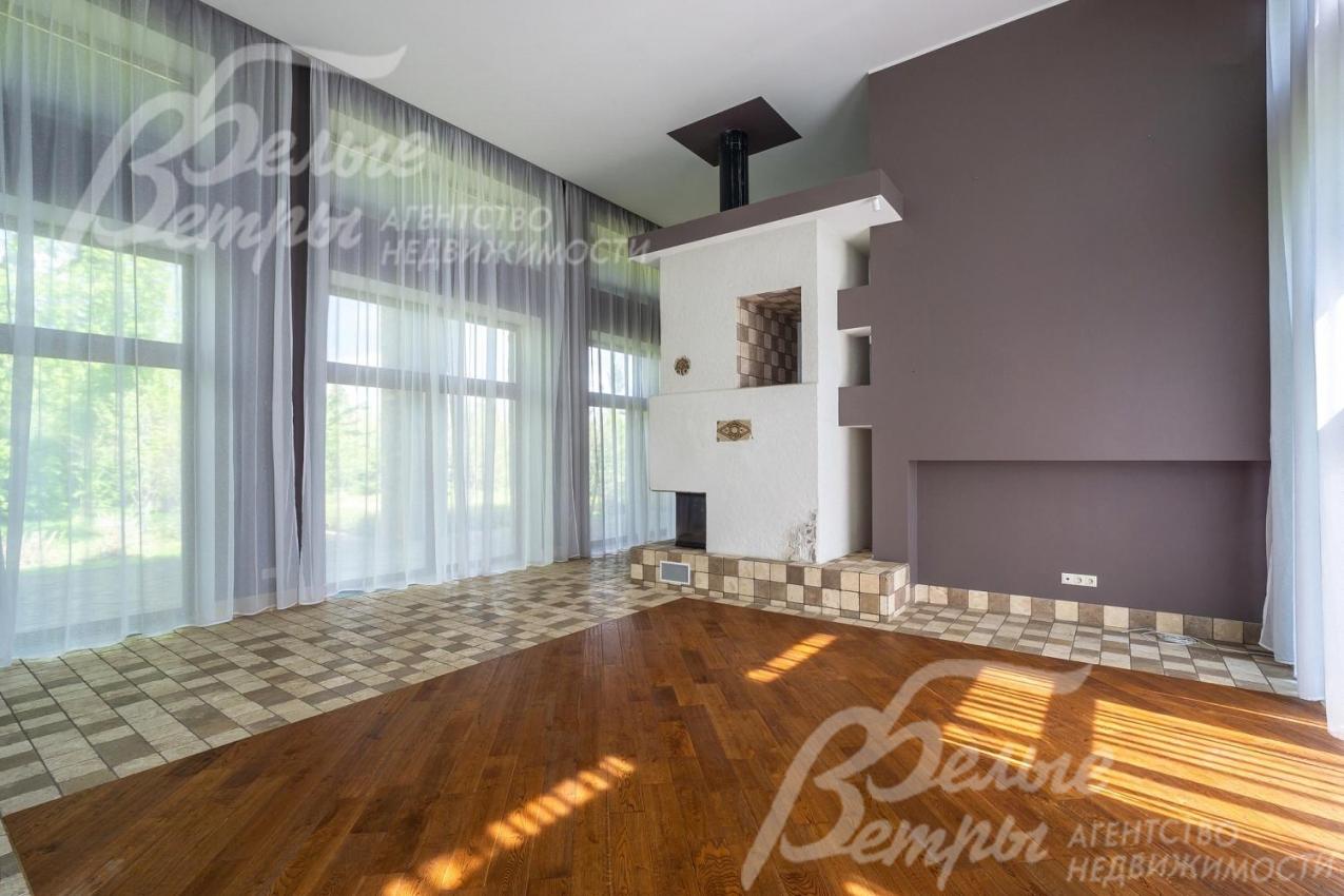 В гостиной панорамные окна от пола.