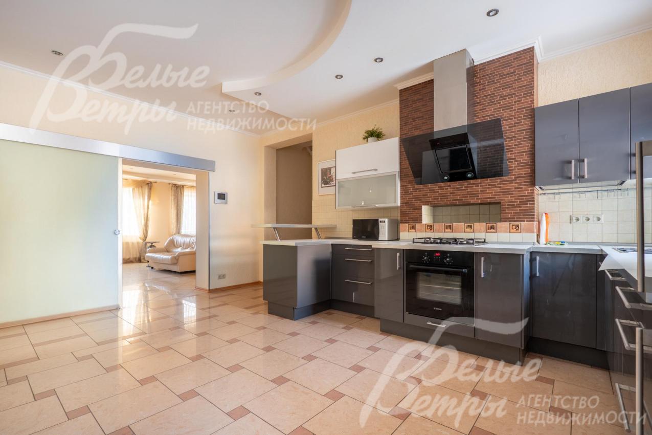 На полу в зоне кухни-столовой уложена плитка, под ней - водяной тёплый пол