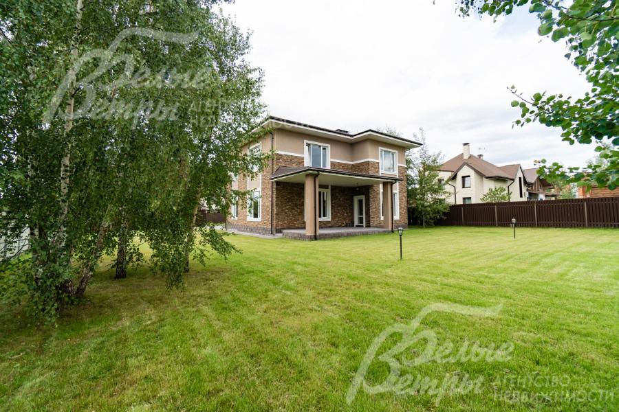 Дом расположен на участке 11 соток в дальней части поселка.