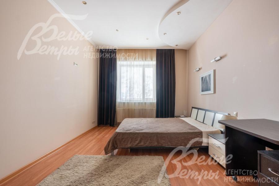 Спальни меблированы: установлены кровати, тумбы, рабочие места