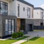 Внешние стены дома отделаны штукатуркой, цоколь - керамогранитом Porcelanosa, на цоколе и крыльце – натуральный гранит