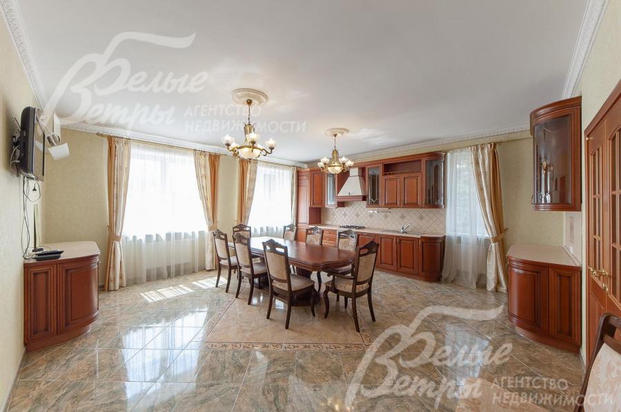 Кухонный гарнитур с фасадами из массива вишни. 
Столовый гарнитур на 8 персон. 