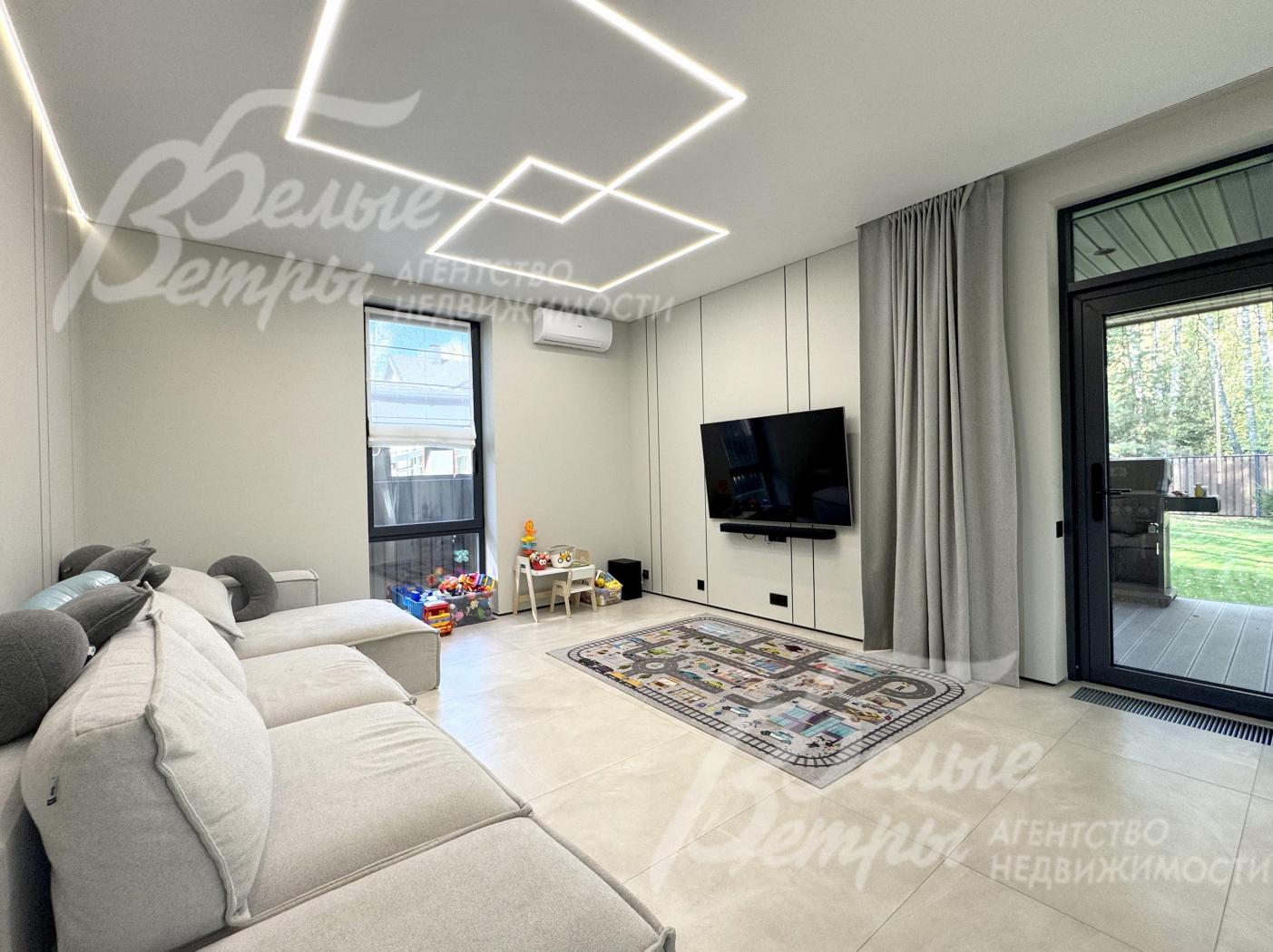 Большинство окон на 1-м этаже - панорамные, от пола до потолка