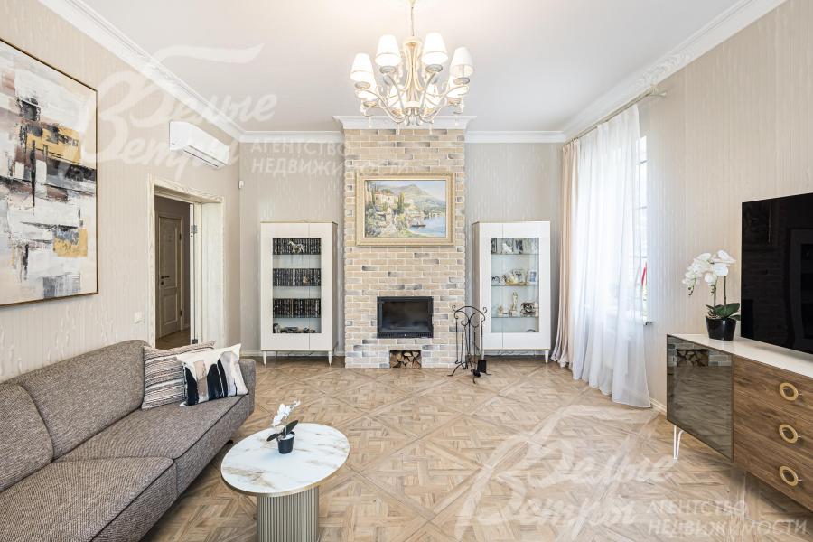 Дровяной камин в гостиной.