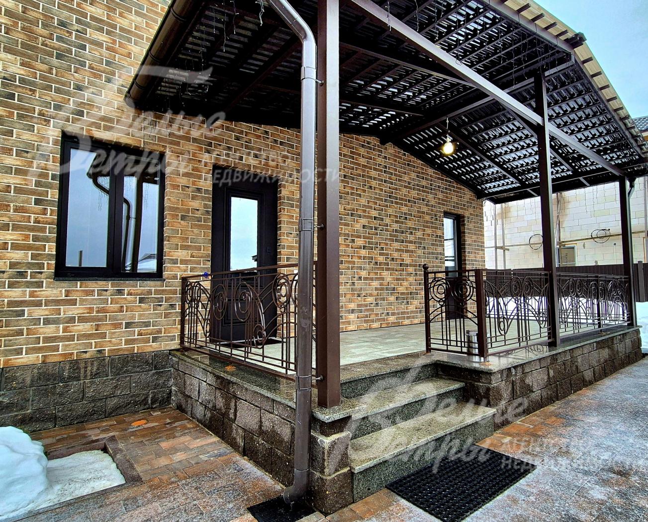 Терраса и внешние подоконники отделаны гранитом