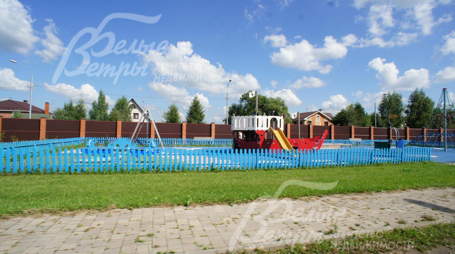 В поселке детские и спортивные площадки