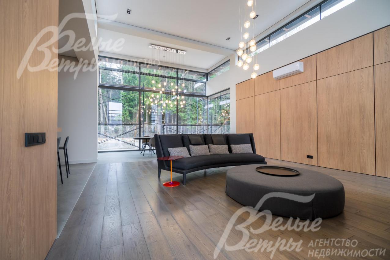 В доме много света за счёт большого остекления в пол