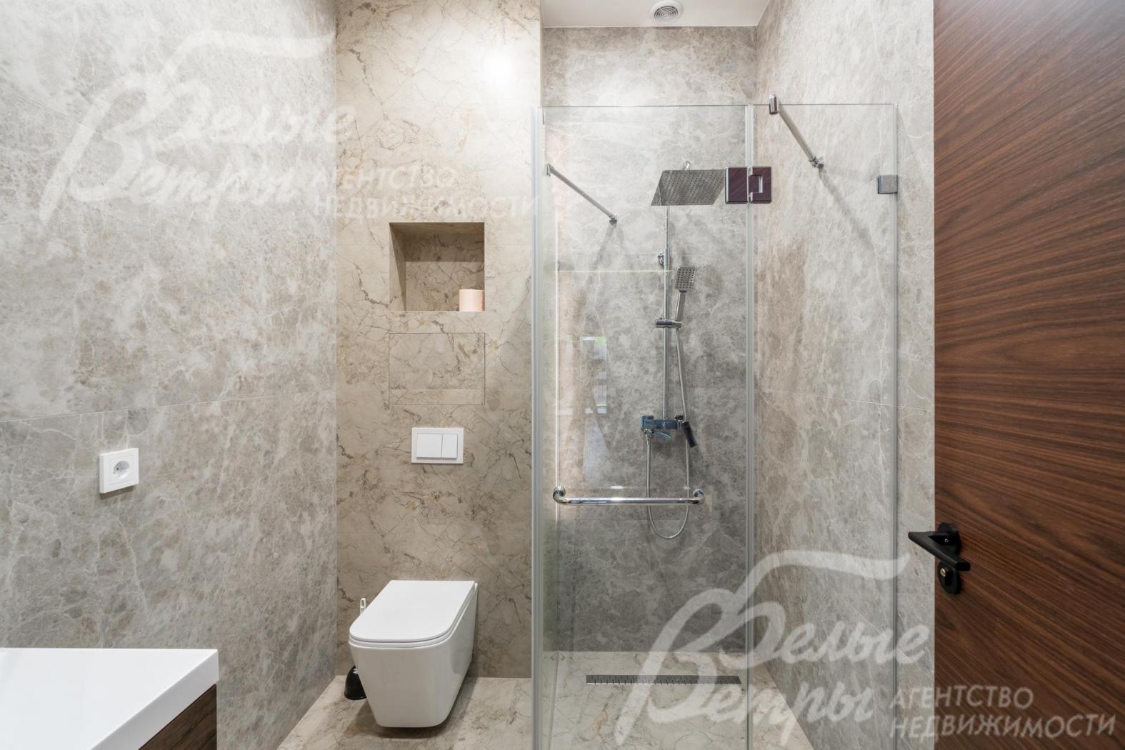 Санузел на первом этаже. Во всех санузлах - импортная сантехника