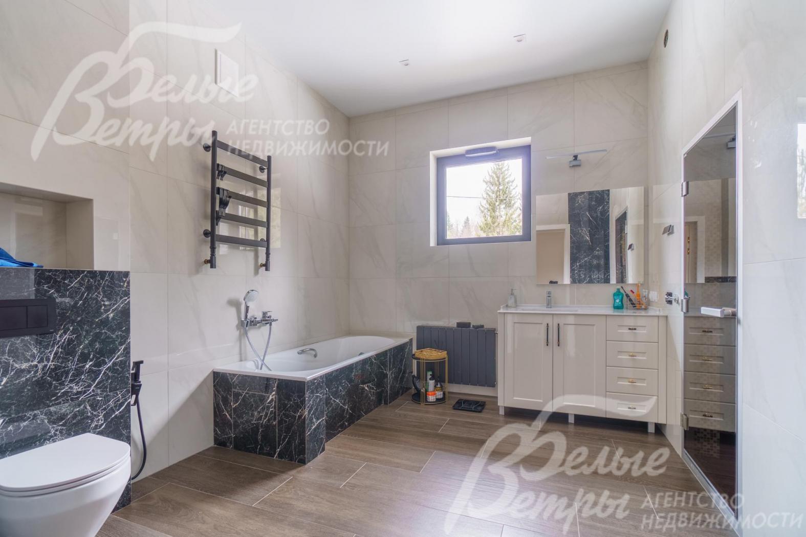 Все санузлы с окнами, отделка - керамогранит, имитирующий белый и черный мрамор