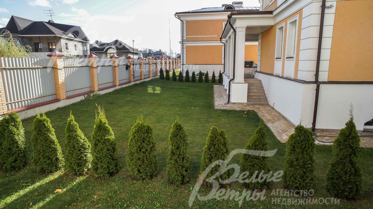 Участок выровнен, засеян газоном